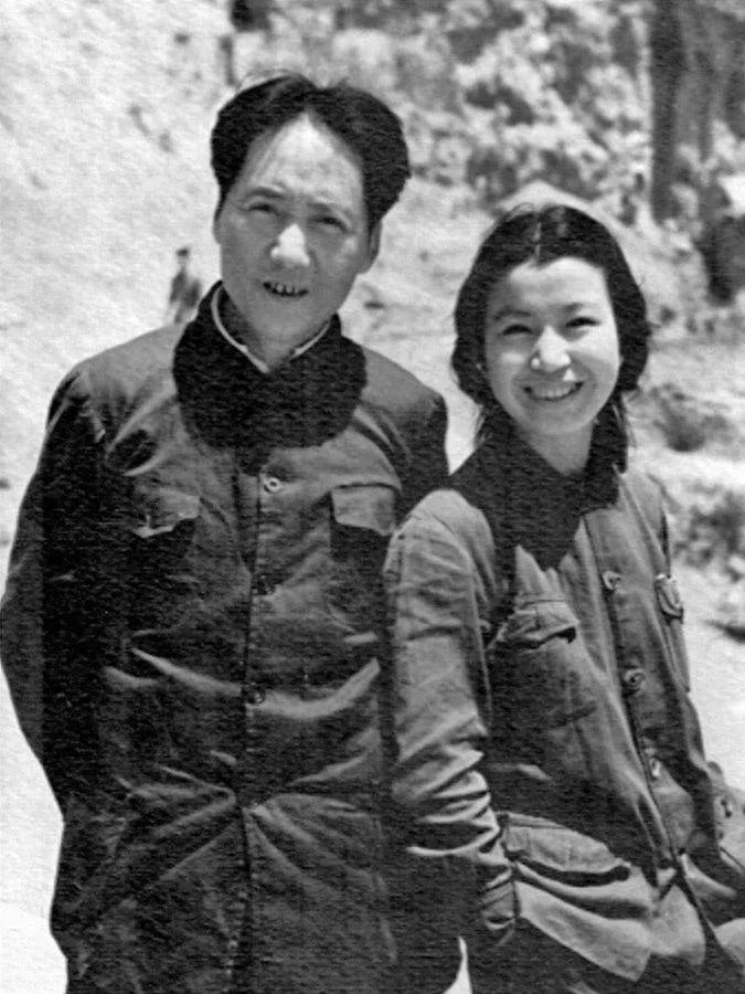 这两张照片中的女性，究竟是不是同一个人？