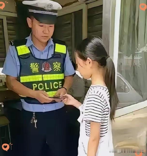 看到这一幕，泪奔！南京，小学生捡到手机主动归还，可失主却发现，女孩走路一瘸一拐，
