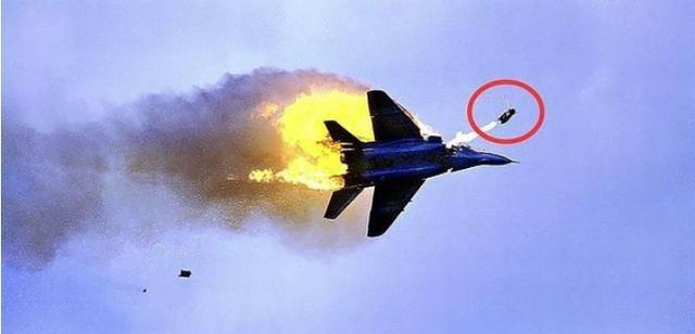 惊天警示！俄乌战场传来血的教训，我们最先进的歼20，绝不能再抱着火箭弹不放了。