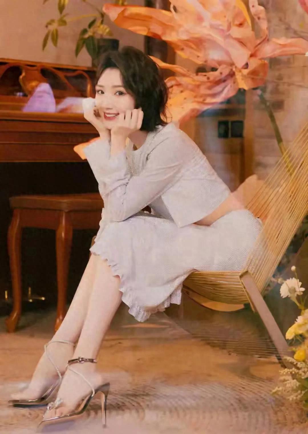 毛晓彤高跟美足穿搭照片，从脚趾头美到头发丝的甜系女孩。