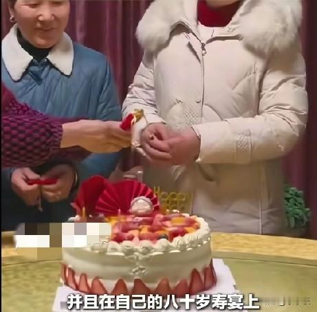 安徽安庆的一位老人，把自己的金手镯改制成5枚戒指，并且在自己的八十岁寿宴上，送给