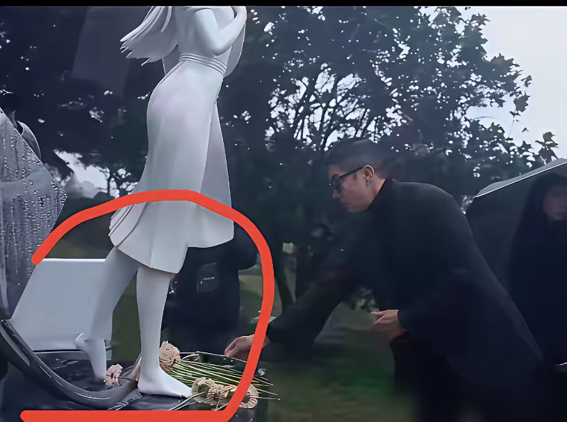 看了大S的雕像光着脚我突然发现，人活着过好每一天才是最重要的。以前大S多么