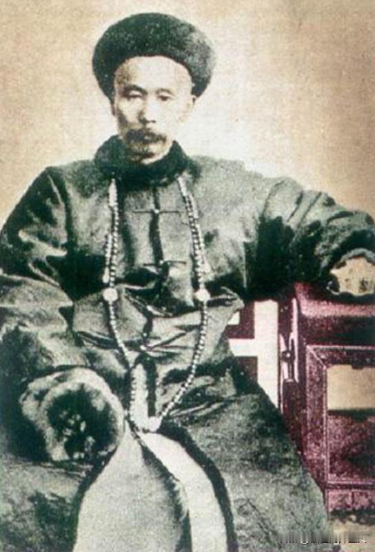 左宗棠收复新疆，粮草断绝。他下令：全军原地娶妻生子！李鸿章闻言大骂：左疯子！三年