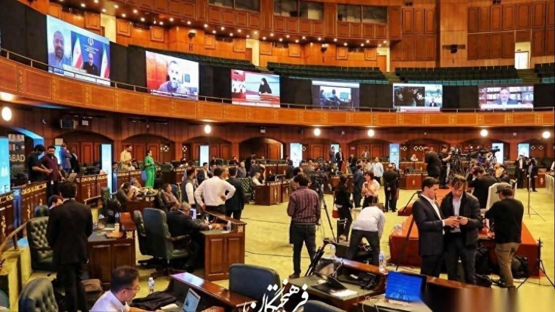 “你不是我们同胞！”伊朗记者拒绝和BBC伊朗裔记者握手！4月11日，美伊伊斯