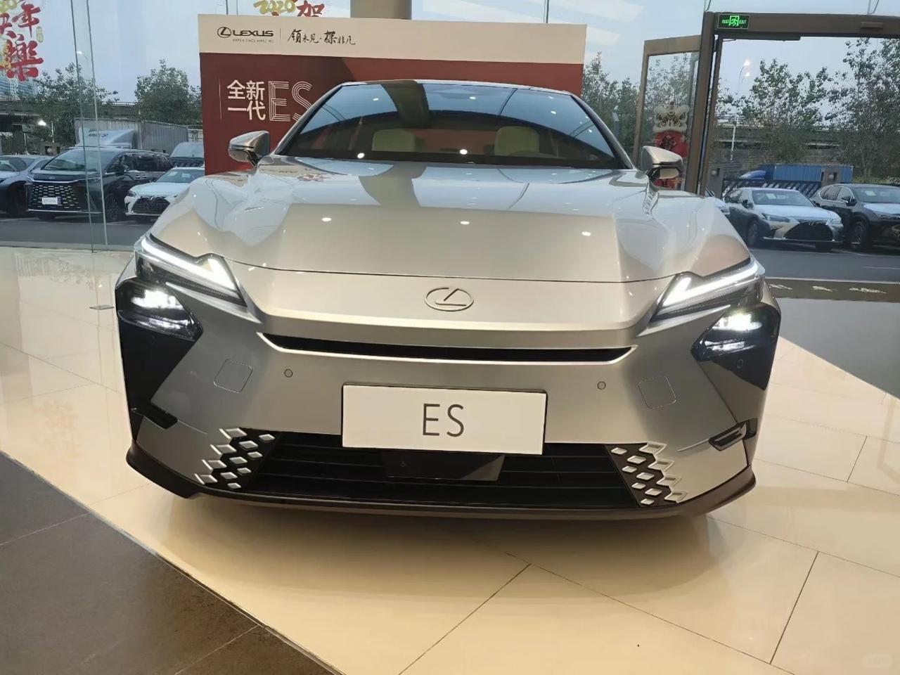 能不能帮我问问丰田章男，雷克萨斯的设计师是不是喝大了，才把第八代ES300H整成