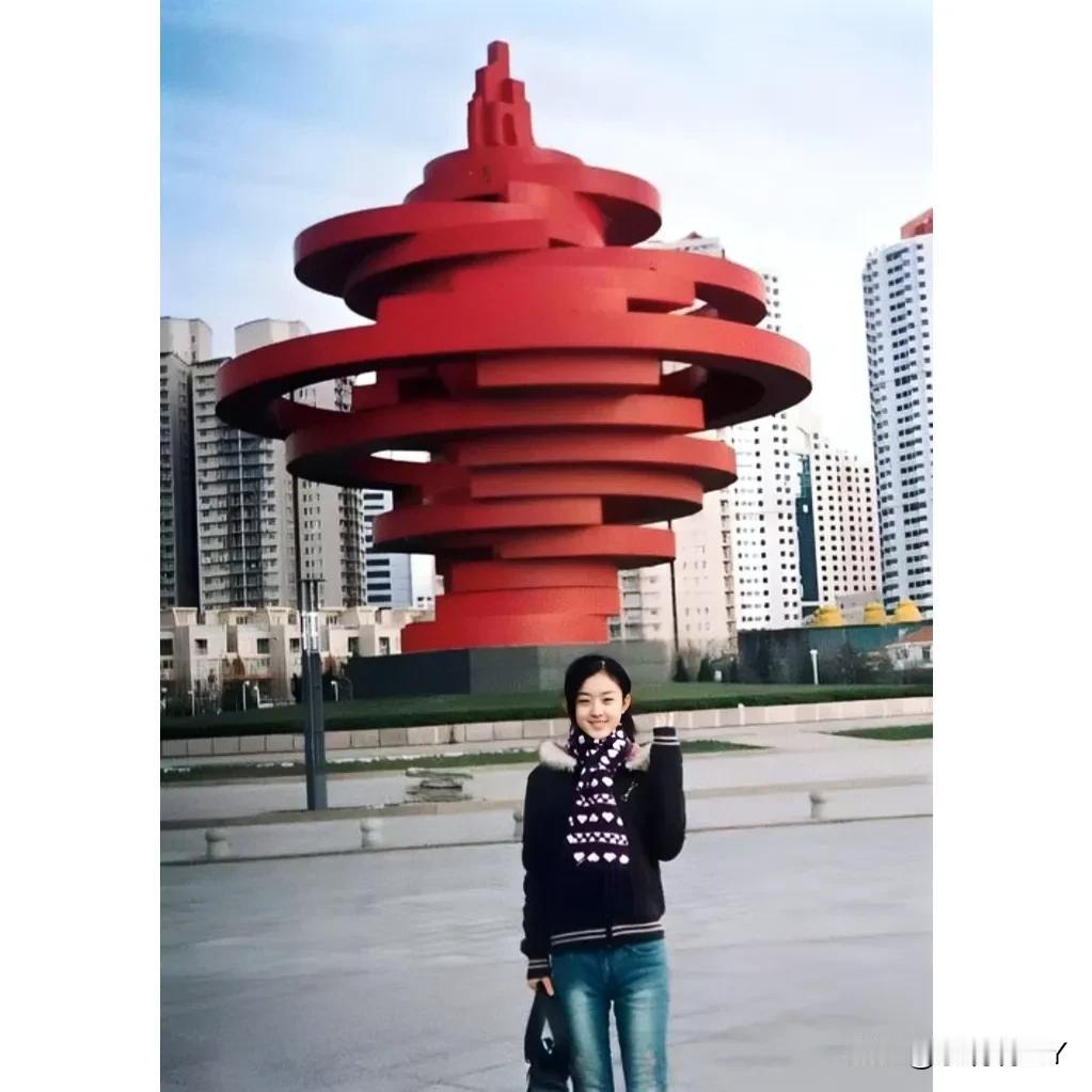这张照片展现出了赵丽颖2002年在青岛的情景，那时候赵丽颖15岁，亭亭玉立、甜美