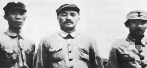 1934年11月深夜，长征中的陈树湘蹲在草丛如厕，一道冷光闪过后背，是敌兵刺刀反