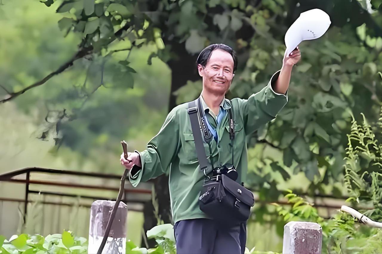 1998年，安徽大学教授何家庆来到深山调研。由于过于饥饿，于是就向村民讨吃的。不