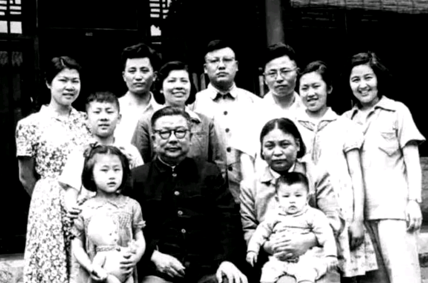 1950年，三野副司令粟裕进京公干，恰逢情报部部长李克农也在北京。两人一见面，李