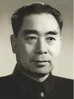 1960年，周总理请溥仪吃饭，席间，溥仪看了一旁的女子好几次，周总理注意到后，就
