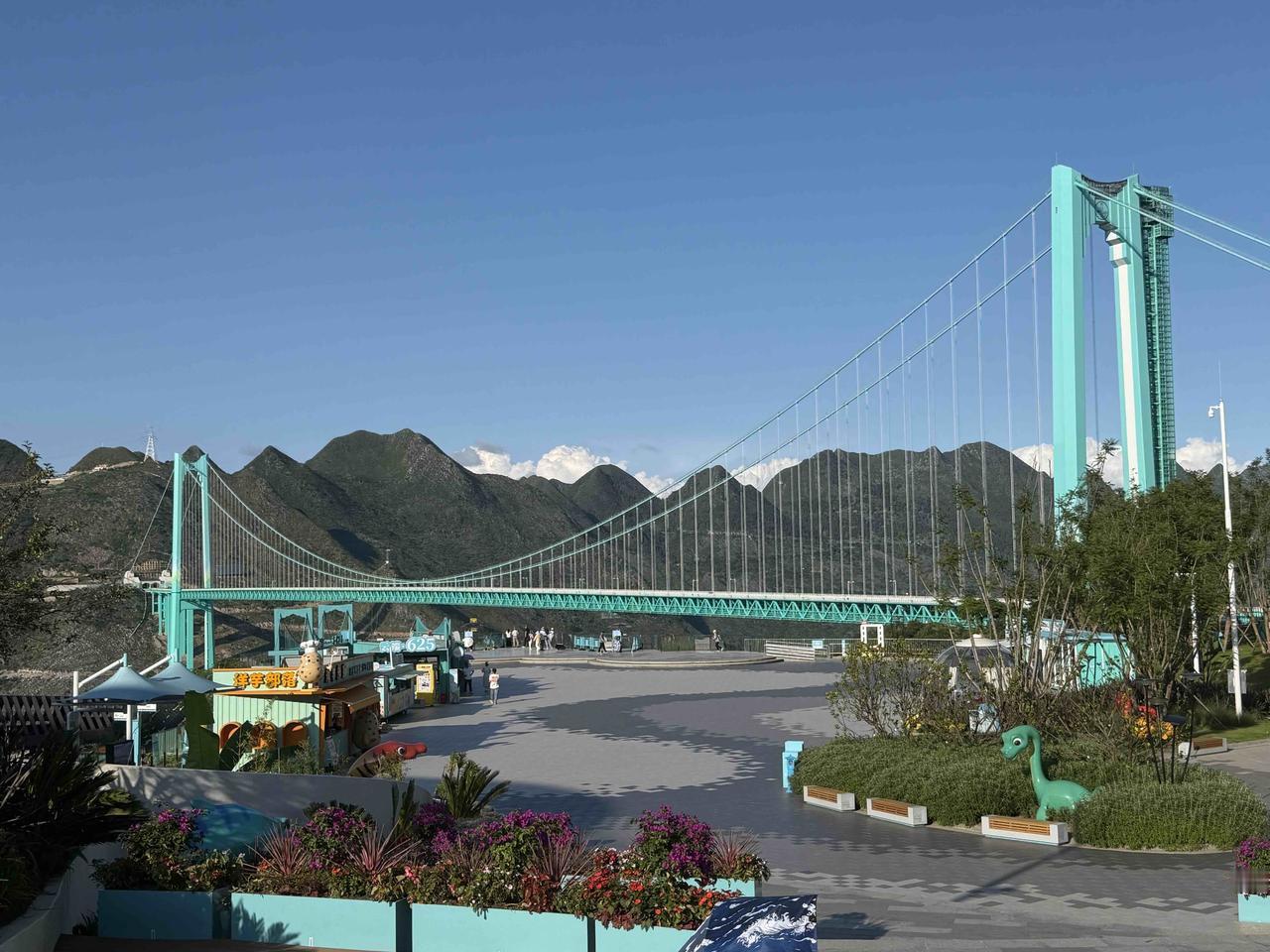 前不久，我去贵州旅游，专门去安顺市关岭县，观赏了著名的花江峡谷大桥。花江峡谷大