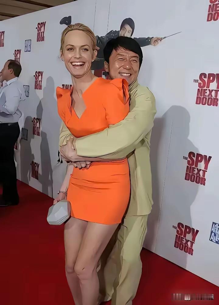 成龙大哥就喜欢开玩笑，就喜欢拥抱，这也是他的性格，这也是他的爱好，他做起来看起来