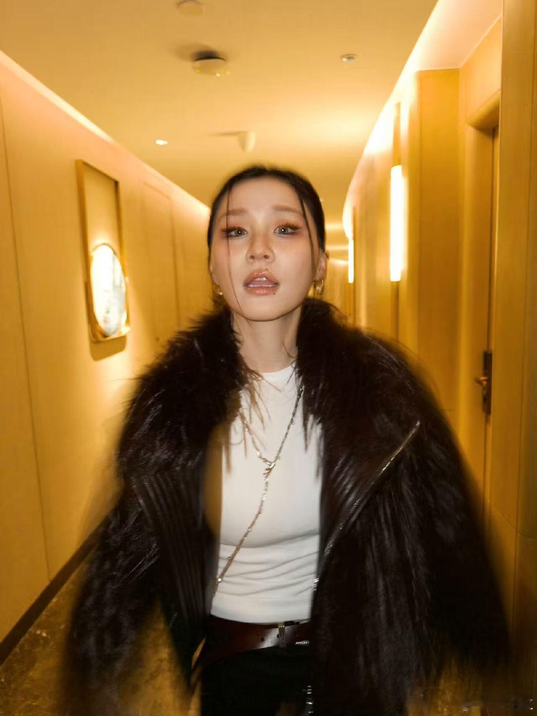 金靖33岁庆生照金靖33岁生日照金靖33岁生日照