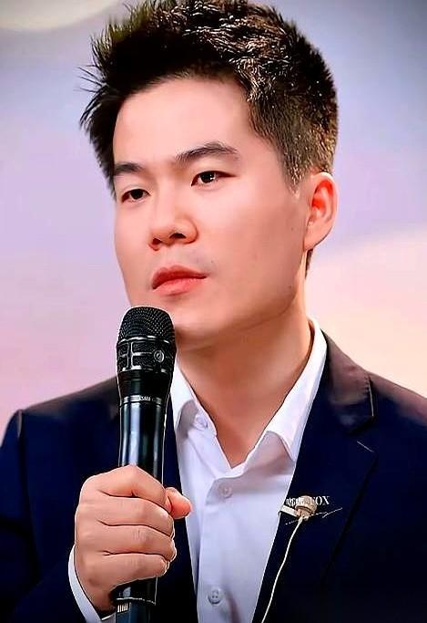 230亿。我看到这个数字的时候，脑子里就浮现出那张脸，那张看起来就不太会赚钱的