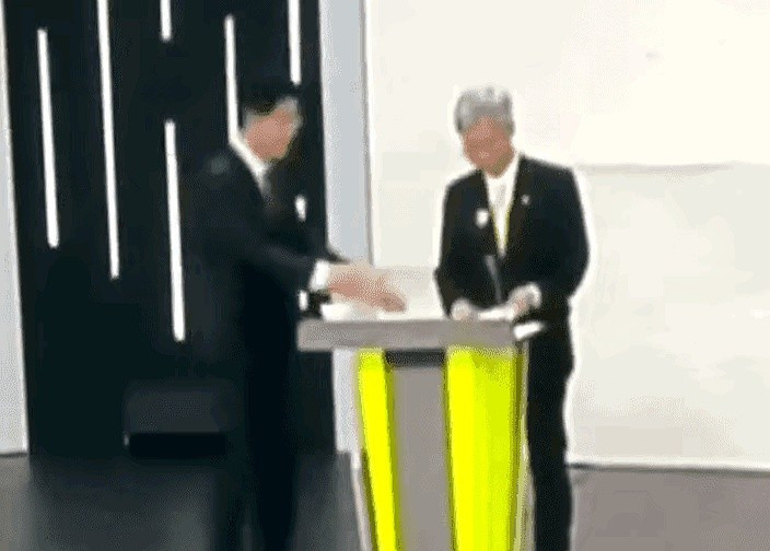 韩国大选辩论握手遭拒真尴尬哇塞！韩国大选辩论会上竟然出