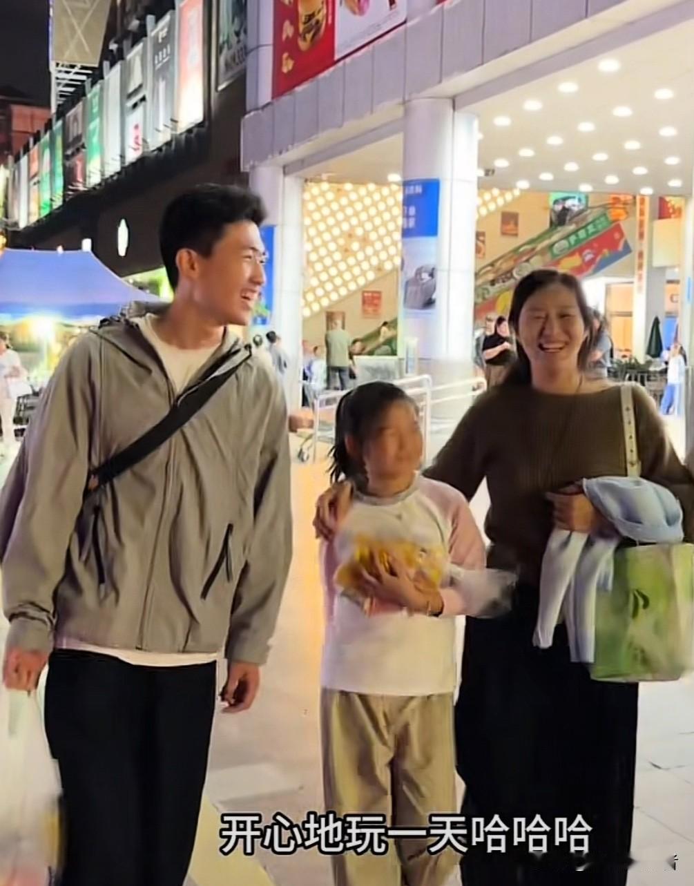 今天上午，谢浩男妈妈许健华更新了一则视频。视频里，许健华领着大妹、小妹，还有战友