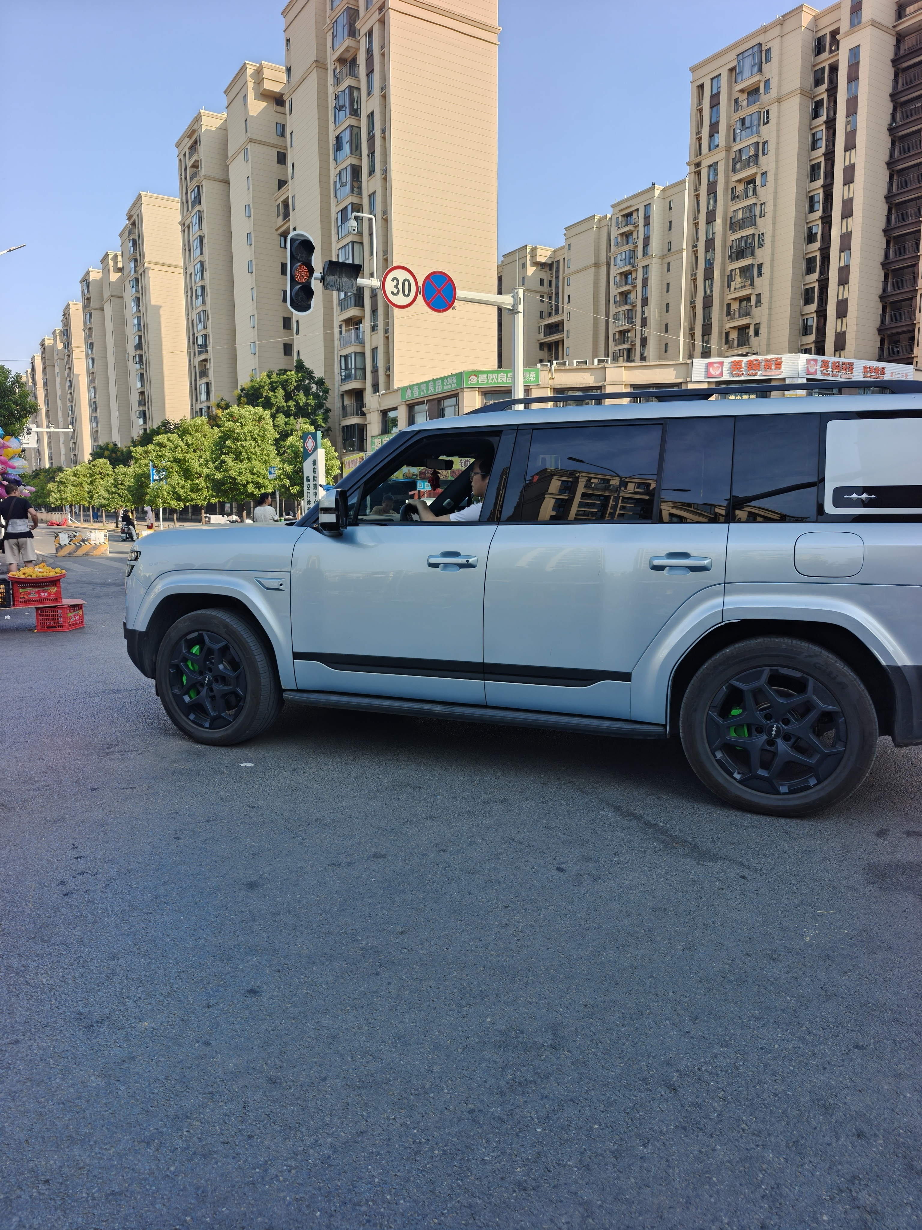 我回武汉这几天，除了接送娃上学，基本上不出门，活动区域就在家、小区附近很小的范围