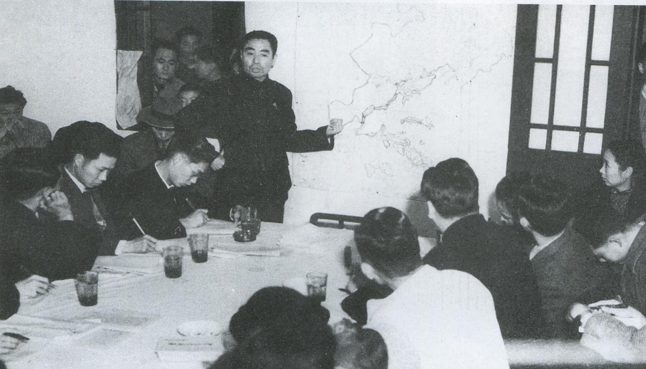 1946年11月16日周恩来在南京召开记者会。这张照片其实挺有意思，当蒋介石