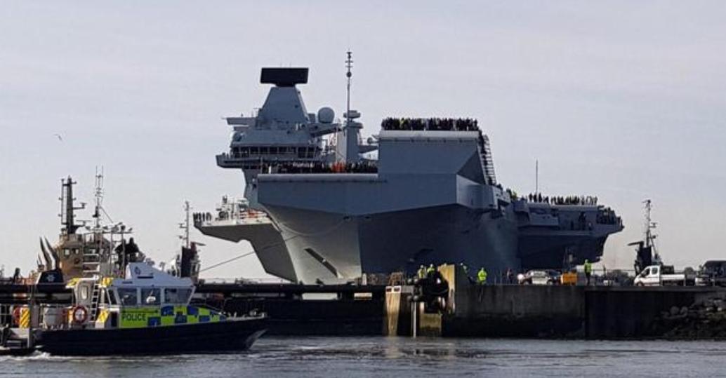 张召忠预言成真！英国200亿造航母竟成废铁，漏水断轴拆零件惨变海上笑话