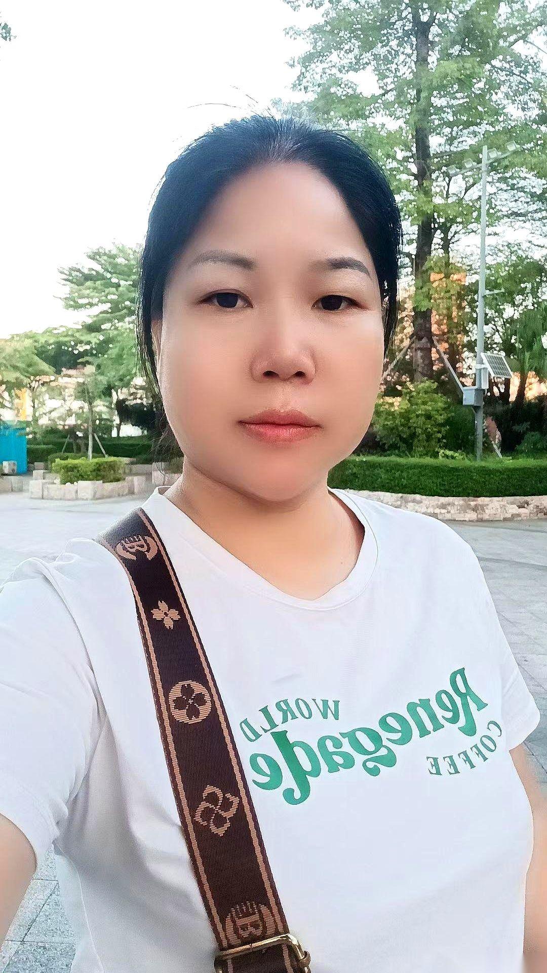 “我自摸了！”一张牌“啪”地拍在桌上，我闺蜜老公推倒了面前的牌墙。赢了。对面
