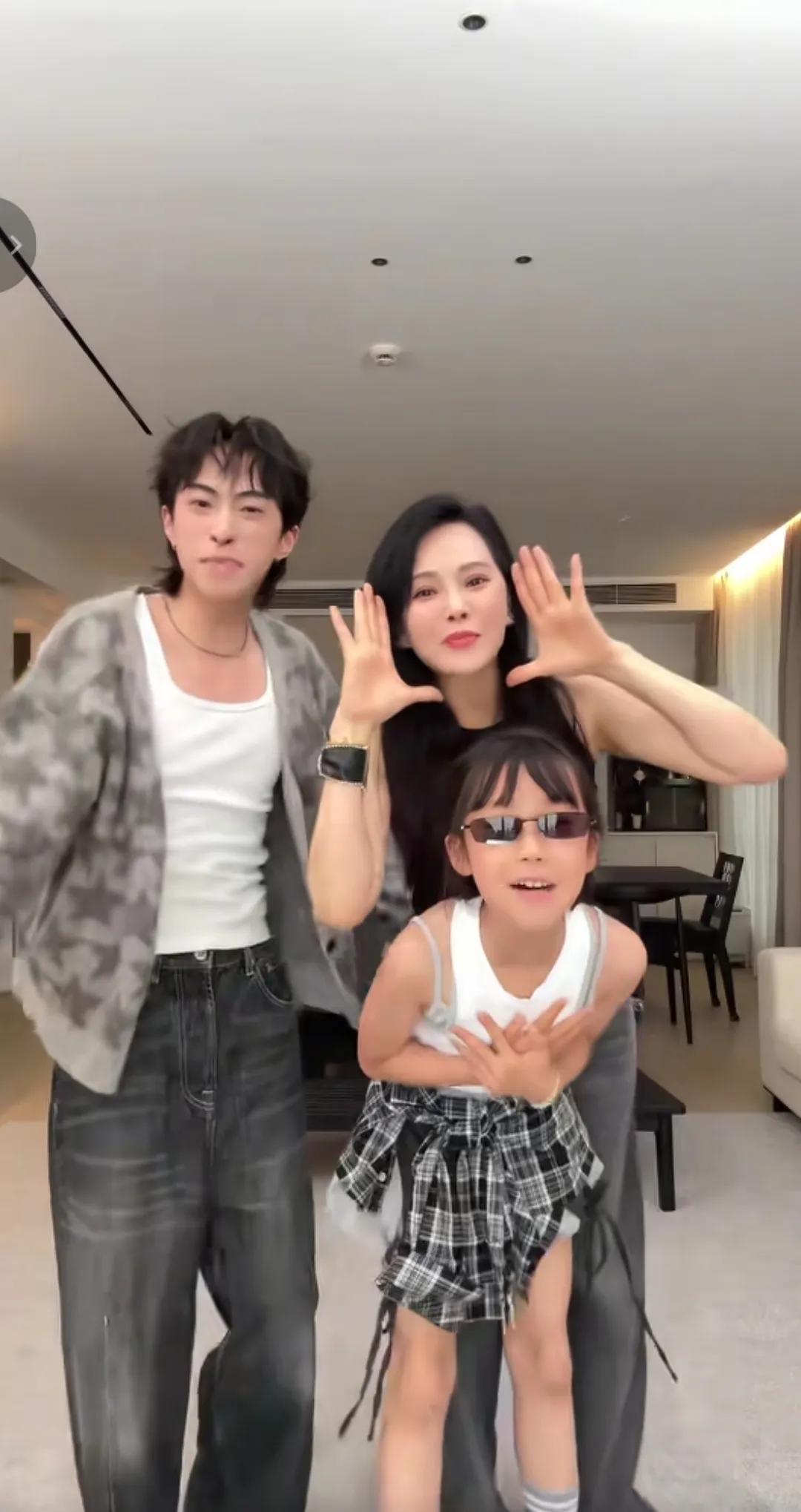 笑不活了家人们！哈利在母亲节放出