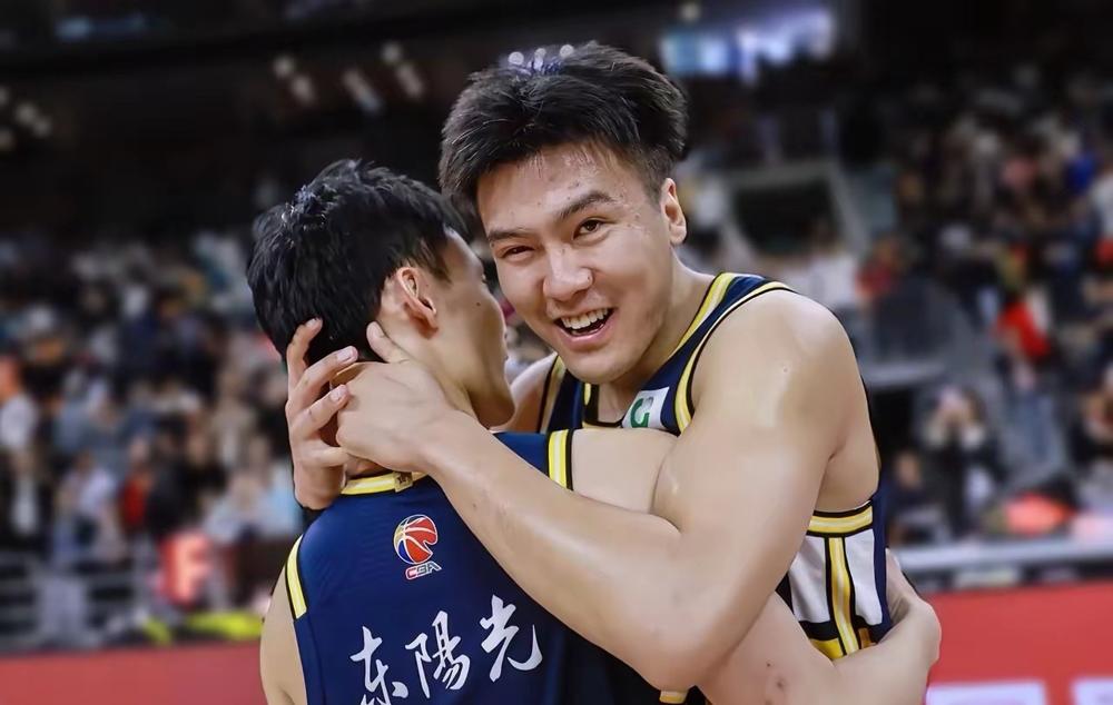 百万年薪请客，新秀曾被免单广东男篮刚到南京，广东男篮刚到南京，晚上全队聚餐，黄荣