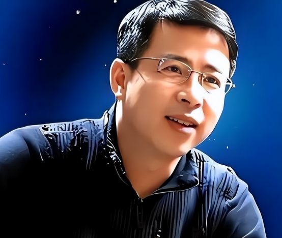 曾扬言要让中国向世界道歉的阿丘，被央视除名后，如今过得怎样？ 参考资料：澎湃