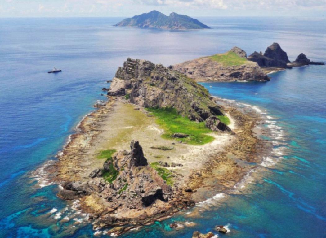 钓鱼岛上住着什么人？目前，钓鱼岛并无长期居住人口，有人可能会问，这么大一片海域的