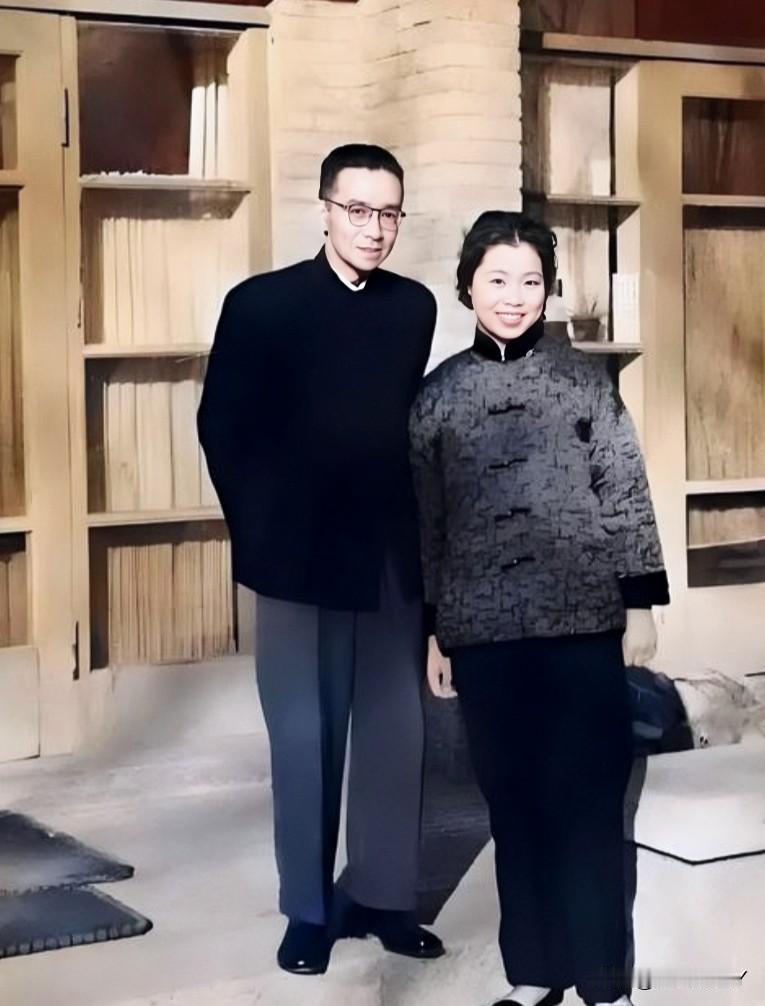 新婚燕尔的梁思成与林洙，这张照片拍摄于1962年北京。彼时梁思成61岁，林洙34