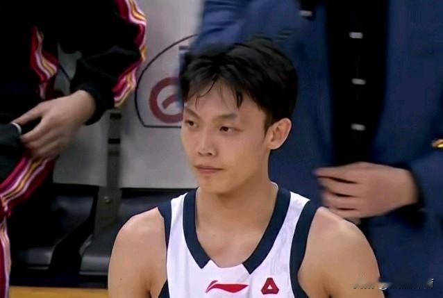 赢球反而暴露了最危险的信号。当全队庆祝8连胜时，胡明轩在更衣室加练了200记三