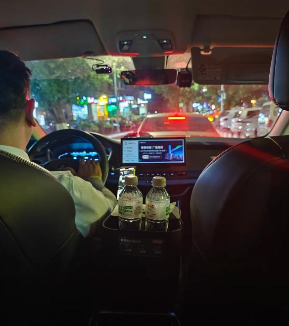 现在专车日子也不好过，有人打个曹操专车发现中间的水无论车身怎么摇晃都是纹丝不动的