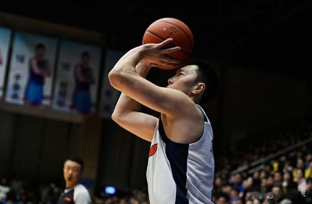 这才麻烦了，徐杰和胡明轩互不兼容！本赛季初广东男篮胡明轩因伤缺阵，徐杰带队可谓直