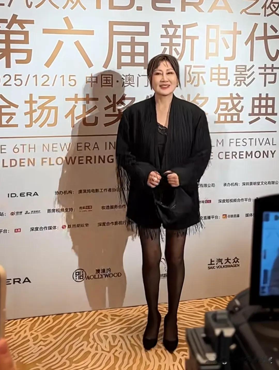 看看认识吗？那就仔细看看，他就是30年前万人追捧的国民嫂子刘慧芳。如今30年过