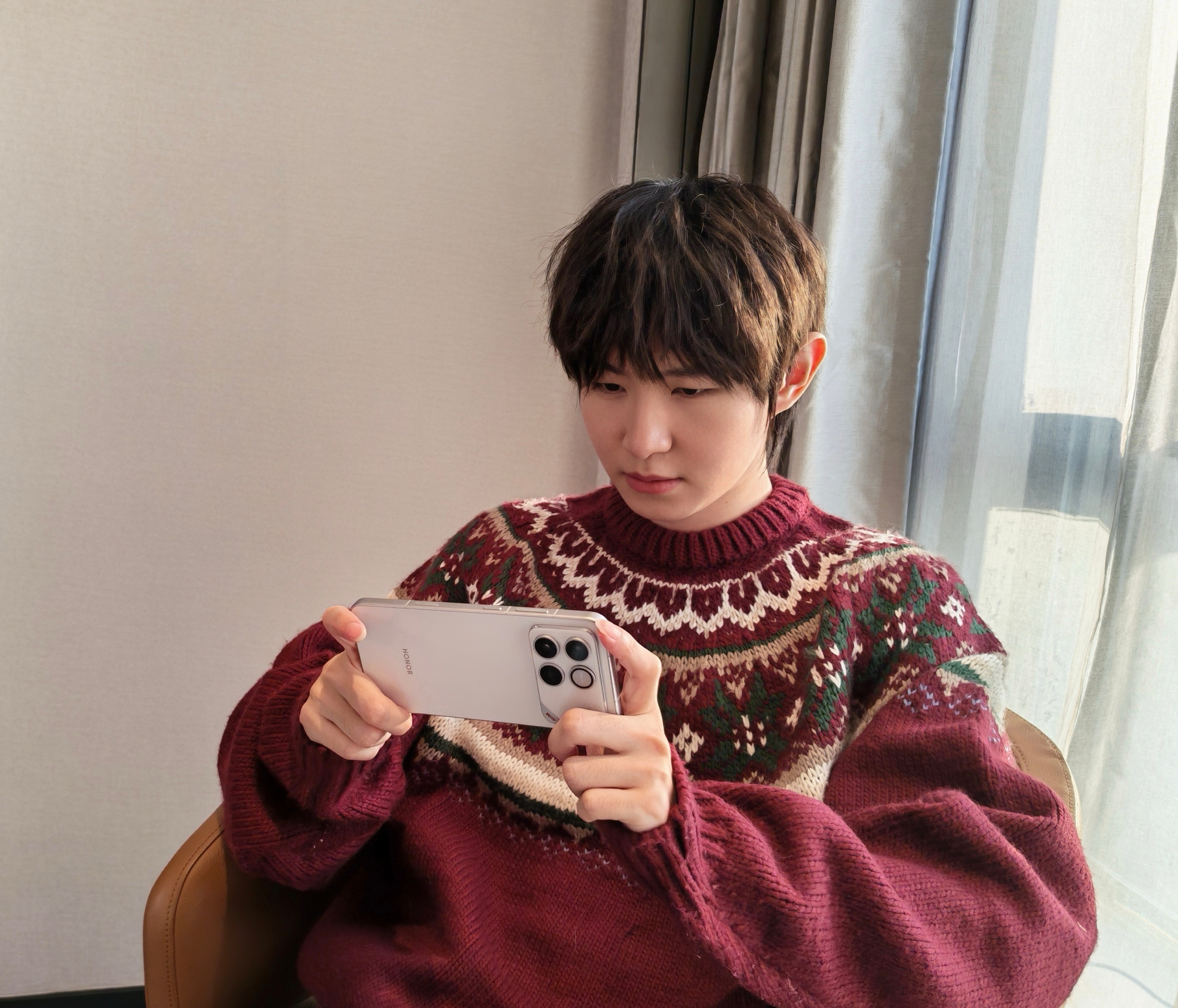 超大电池+充电分离+超高刷。都是未来性能机的方向。大家期待的主动散热，金属机身，