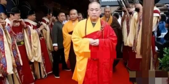 袈裟下的资本有多惊人？释永信16岁出家，22岁执掌少林寺，身穿16万袈裟，花费4