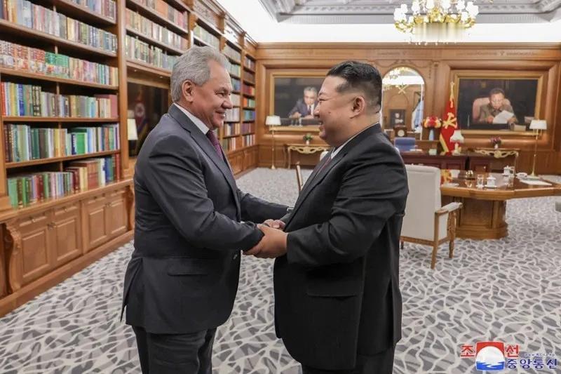 俄联邦安全会议秘书绍伊古走进位于劳动党中央本部大楼金正恩办公室，里面的陈设让人耳