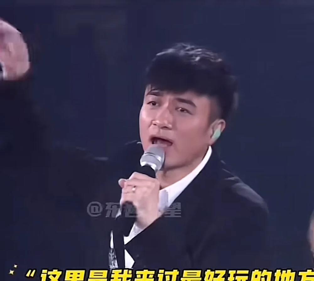 古巨基演唱会爆料容祖儿，真是太好笑了！喝醉酒的祖儿到古巨基家后，就一直待在厕