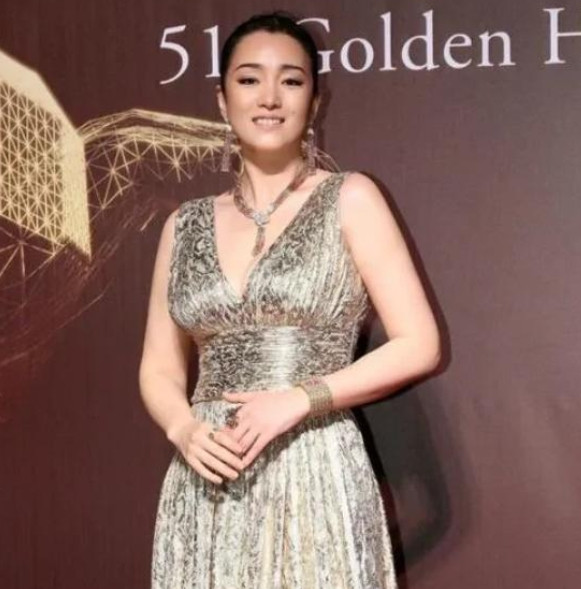 一次，主持人杨澜问巩俐：“你为什么要放弃中国国籍，加入新加坡国籍？难道你不想出来
