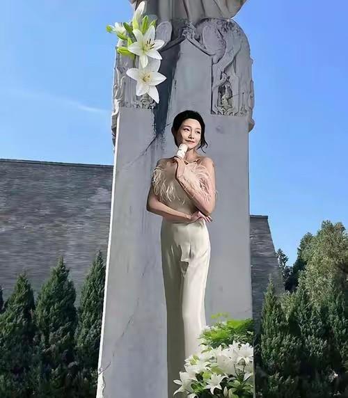 这就是具俊泽给大s设计的墓碑雕像么？一点都不像大s，把大s的清纯特点都没体现出来