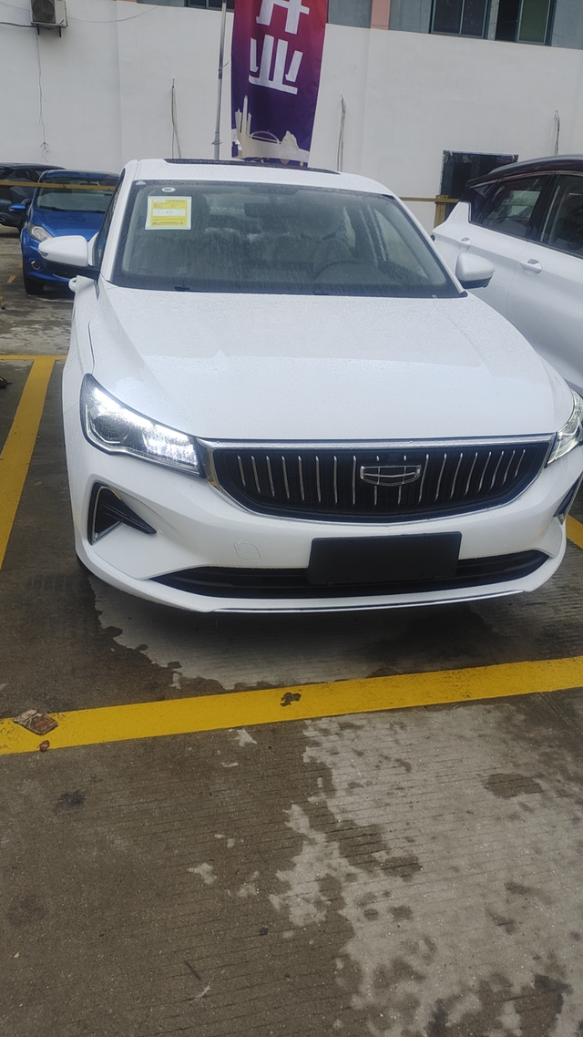 首车提车帝豪之路新车初体会 1.内饰做工、用料如何1、内饰整体还不错，用料