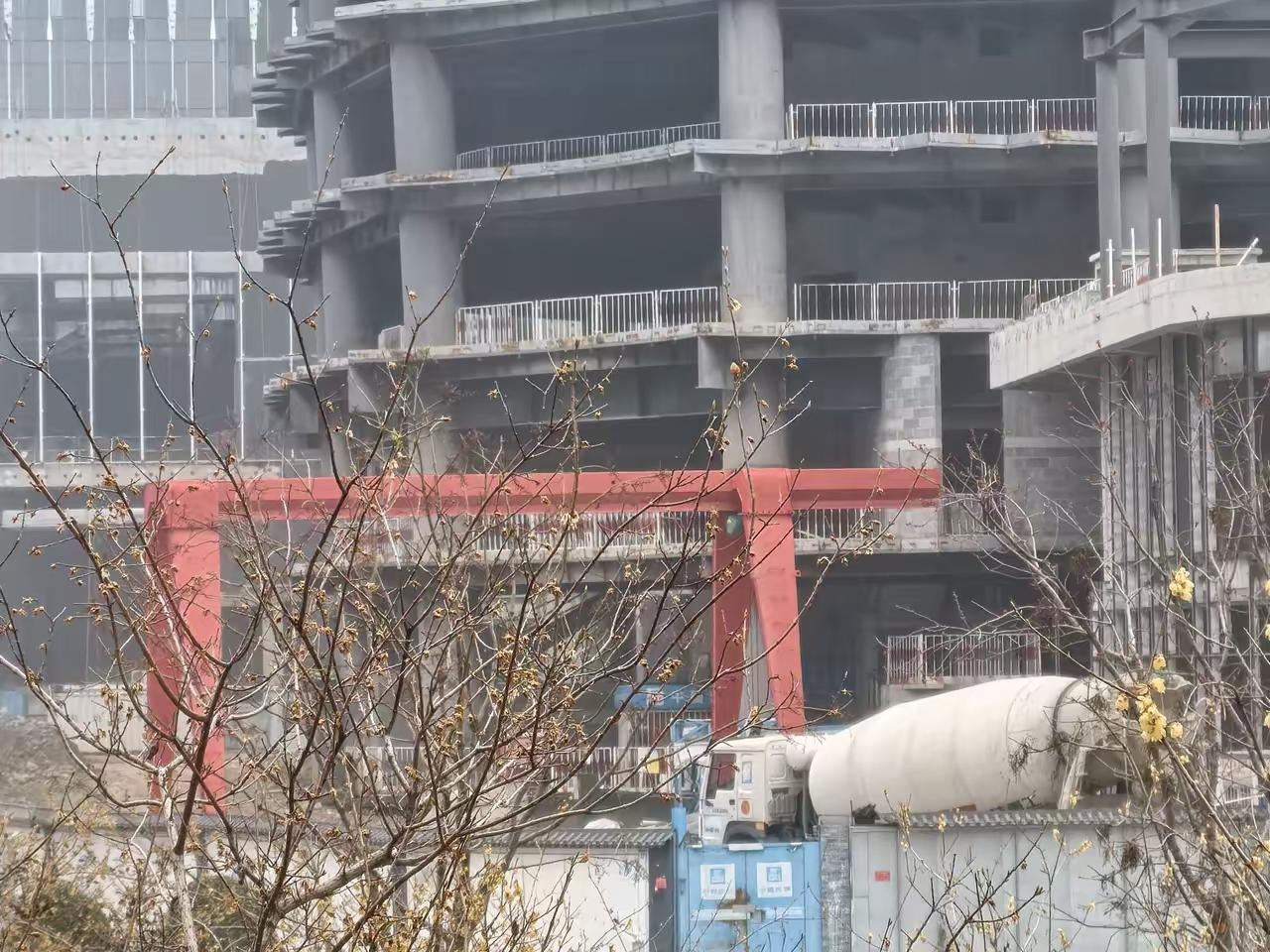 复工？济南cbd五指山最后一指，复星国际金融中心，工地上已经立起了龙门吊，有水泥