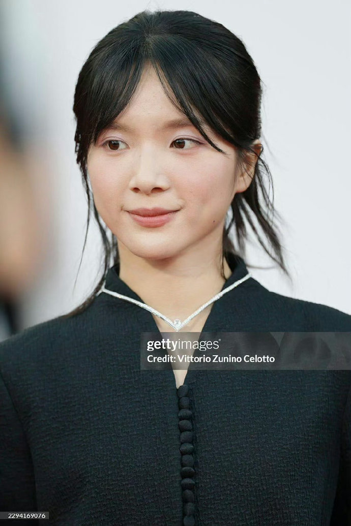 #李思潼王晓慧G社生图##面部审美##面部轮廓#王晓慧和李思潼威尼斯G社生图，一个温婉甜美，一个利落