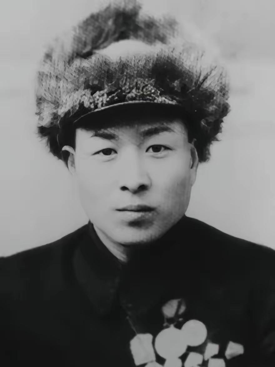 1941年,八路军战士郑希和执行任务归来歇脚，竟撞见8名日军追逐农妇，他默默打开