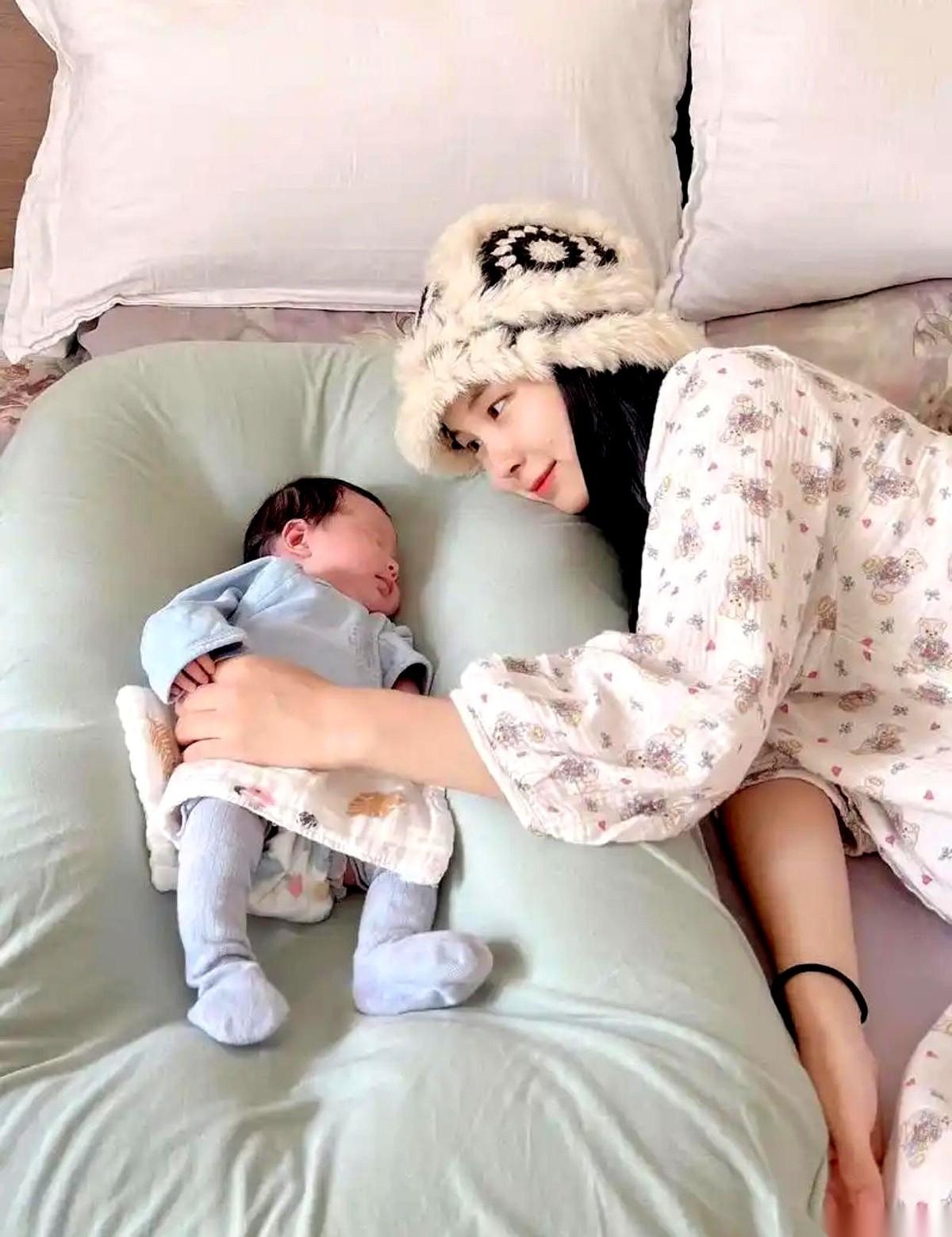 我那985读研的堂妹，朋友圈突然甩出一张婴儿照。就四个字：母女平安。我们整个