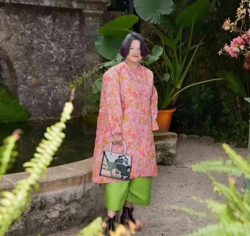 洪晃才是真正的时尚名媛，一身红配绿又美又贵，大富婆的气质挡不住……洪晃穿国风刺