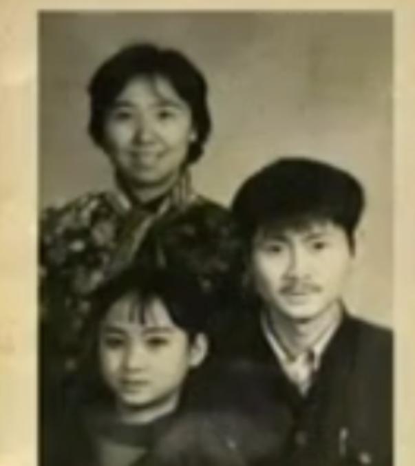 1972年，泥瓦匠张复生娶了城里的女知青，晚上睡觉他发现妻子的腰变粗了。他以为妻