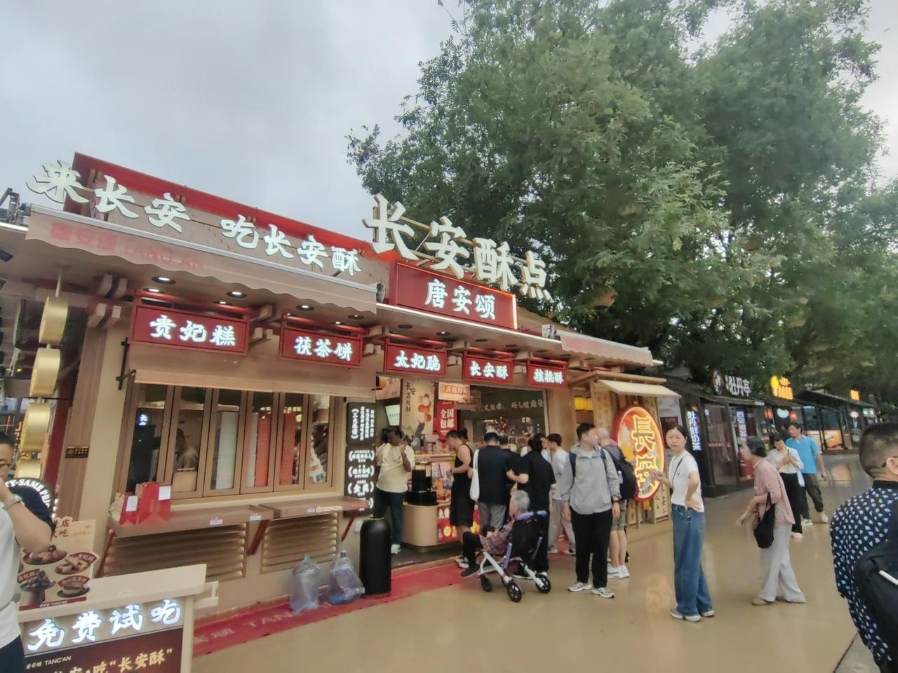 西安大唐不夜城，那真的是把雍容繁华展现得淋漓尽致，宛如一幅流动的盛世画卷。一走