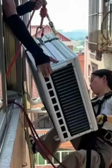 火上人民日报了！广东一男子买了空调，来安装的是一对二十多岁的年轻夫妻。可他万万没