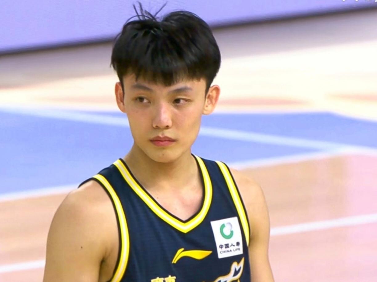 广东男篮想重回正轨绝对有办法：不是更换掉主教练杜峰；也不是指望崔永熙场场爆发；更