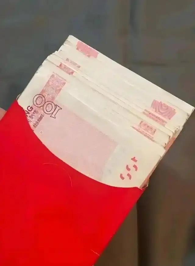 朋友跟我不在一个城市，昨天他儿子结婚，我赶过去参加他儿子的婚礼，随了2000元，